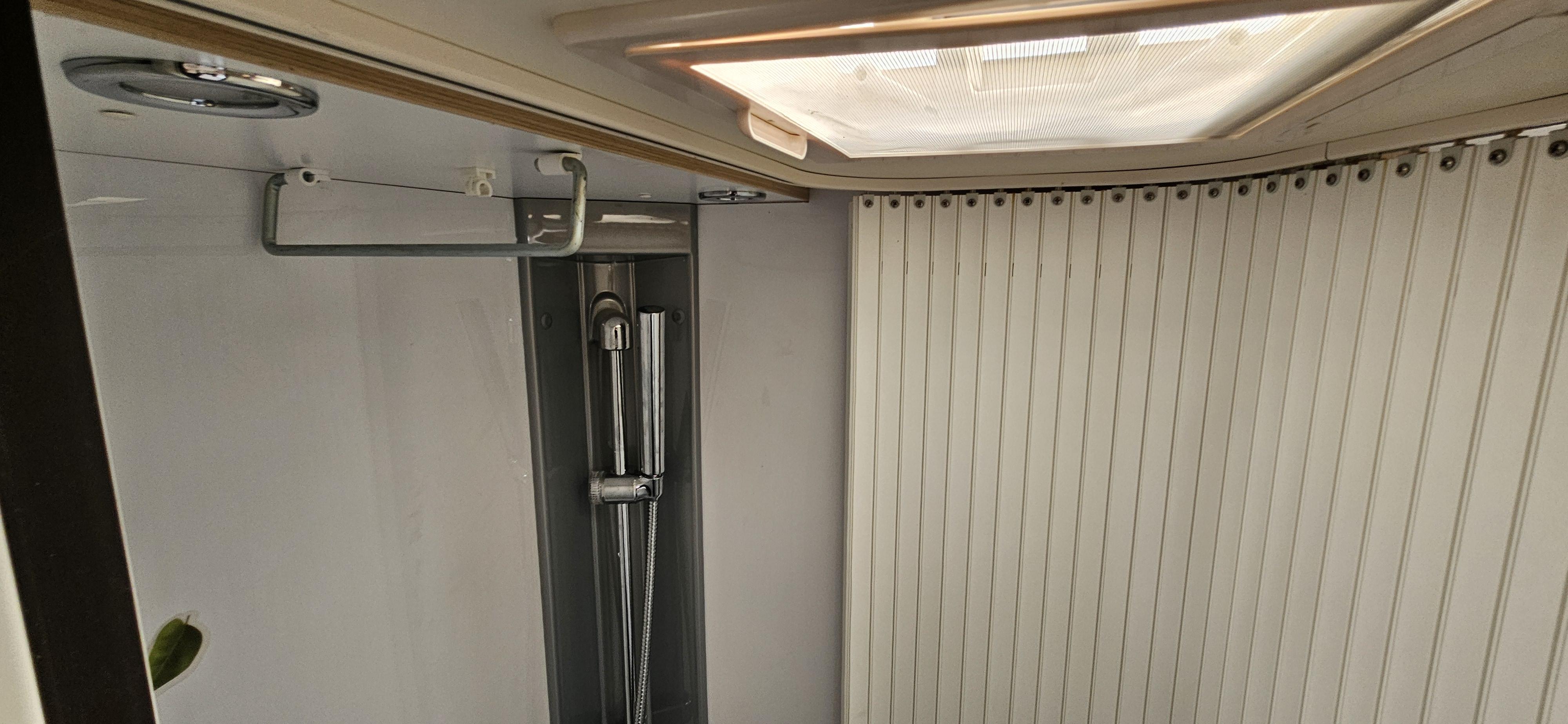  - 6 - BURSTNER IXEO IT 734 