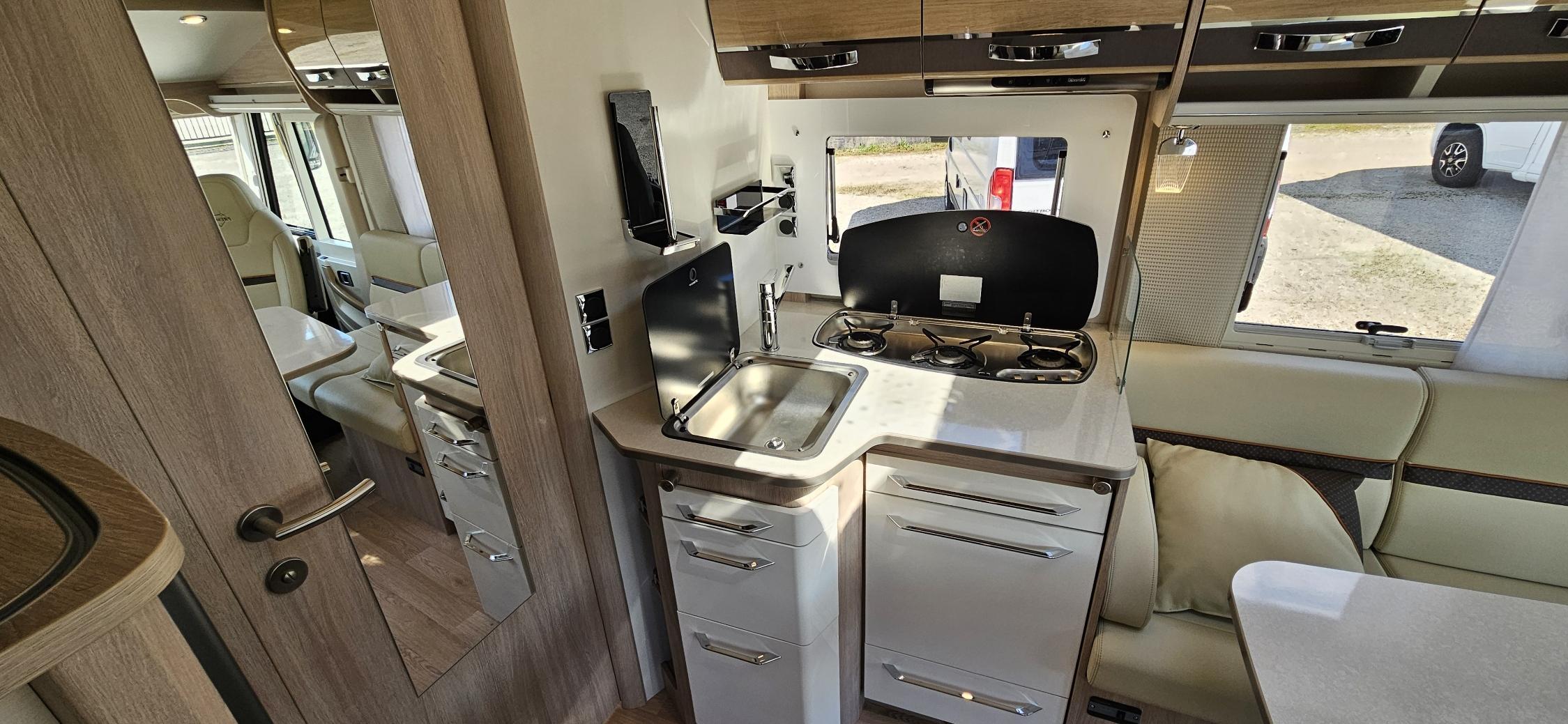  - 4 - RAPIDO 8066 DF PREMIUM EDITION 