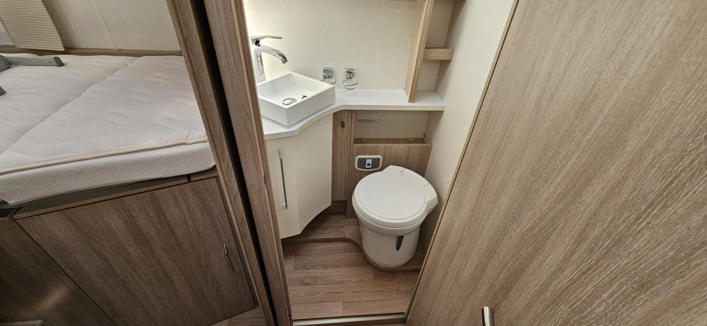  - 6 - RAPIDO 8066 DF PREMIUM EDITION 