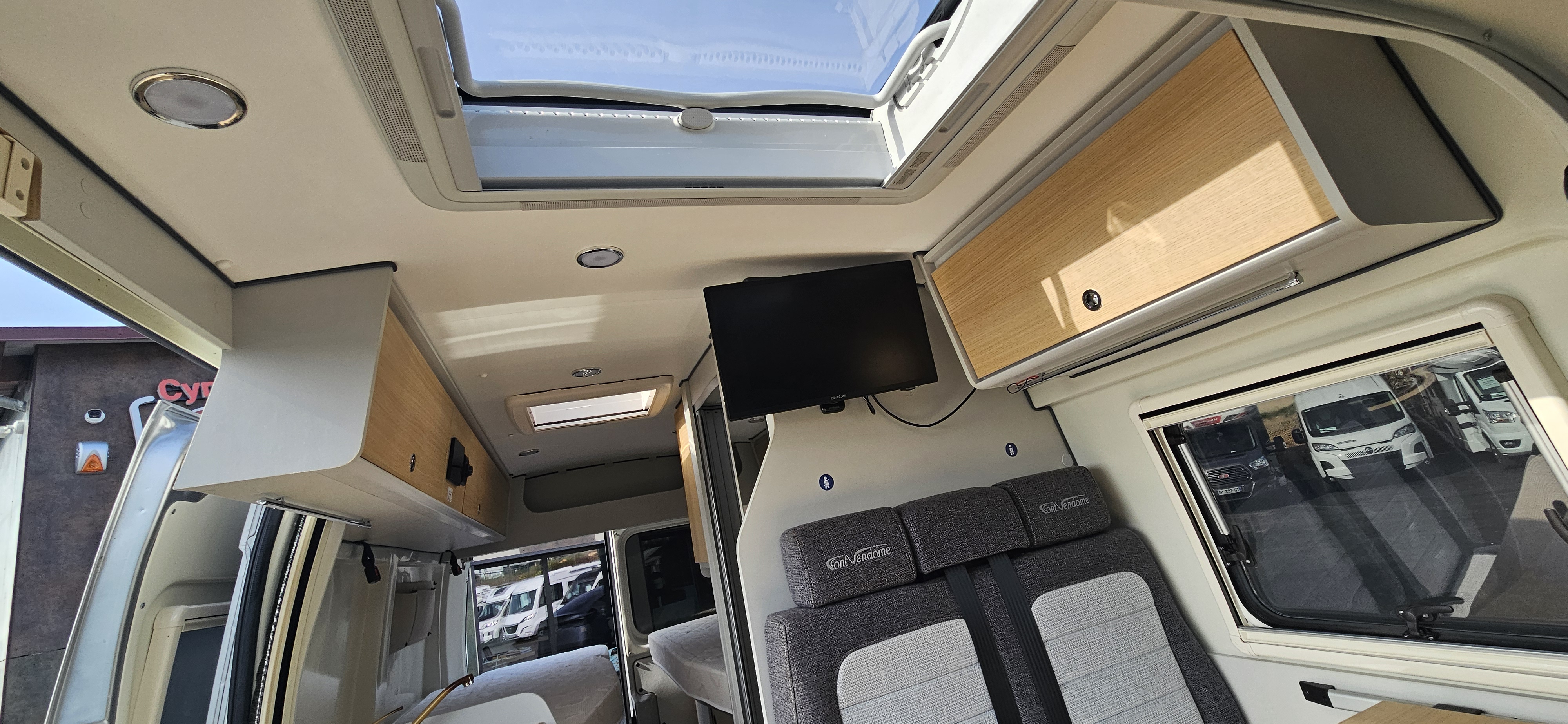  - 8 - FONT VENDOME MASTER VAN DUO 