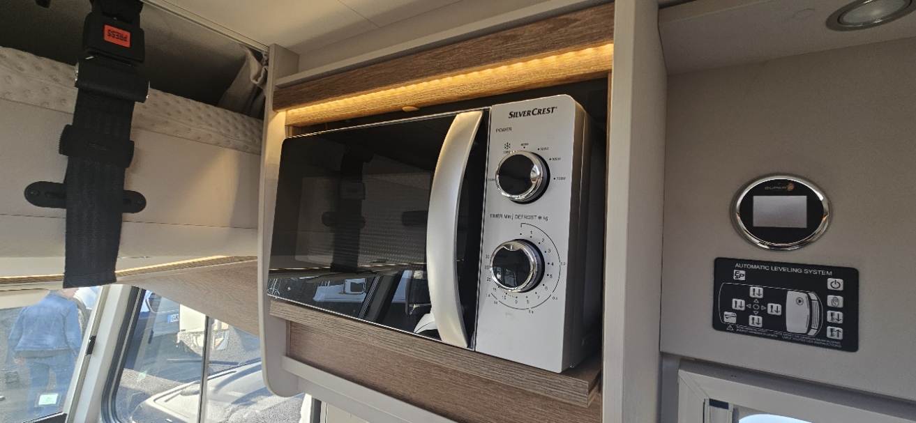  - 16 - DETHLEFFS I 7057 DBL TREND 