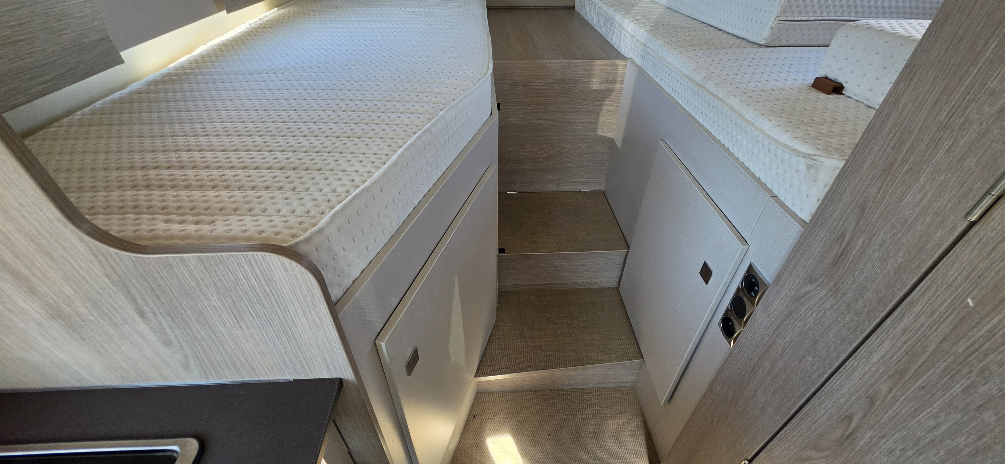  - 12 - BURSTNER NEXXO VAN T620G 